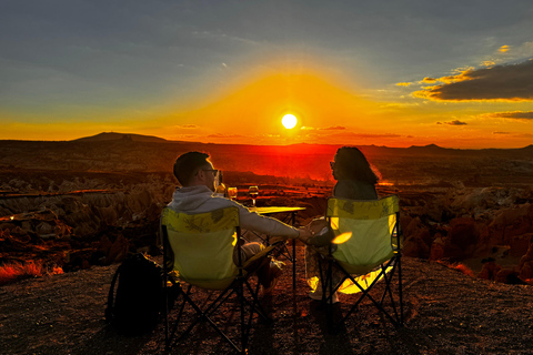 Cappadocië kijken naar de zonsondergang met wijn in de Rode Vallei