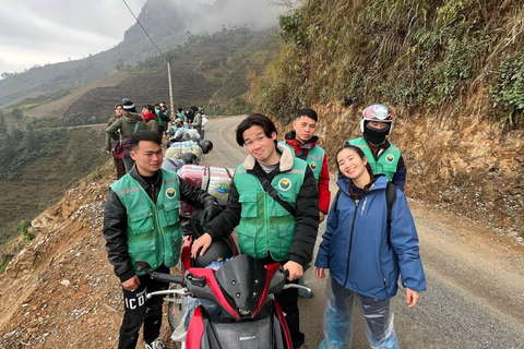 Tour di 4 giorni dell&#039;anello di Ha Giang con notte extra e pick-upTour in CABINA INDIVIDUALE DORME