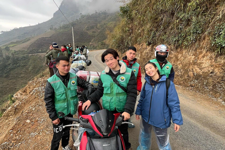 Tour di 4 giorni dell&#039;anello di Ha Giang con notte extra e pick-upTour in CABINA INDIVIDUALE DORME