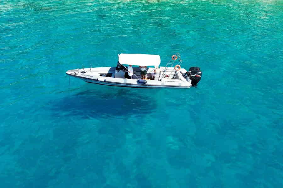 Tour zu den versteckten Highlights von Himarë: Über 10 Strände, Meereshöhlen und Schnorcheln. Foto: GetYourGuide Tour zu den versteckten Highlights von Himarë: Über 10 Strände, Meereshöhlen und Schnorcheln. Foto: GetYourGuide