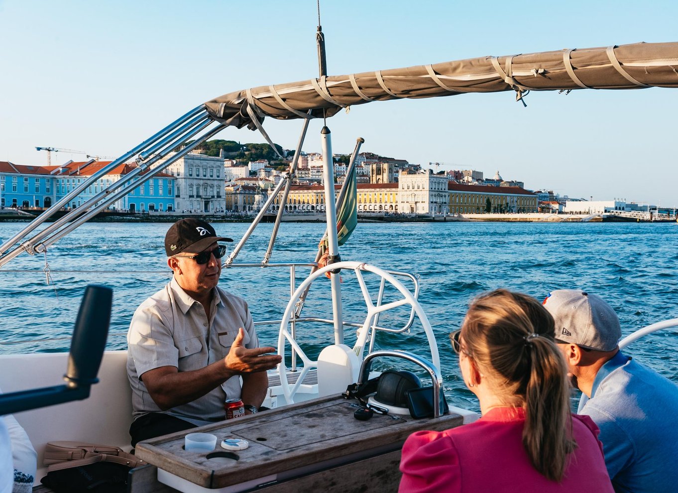 Lissabon: Dag/Solnedgang/Aften byrundvisning med sejlbåd og drink