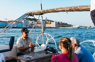 Lisbonne : Excursion en bateau à voile de jour/coucher de soleil/nuit dans la ville avec boisson