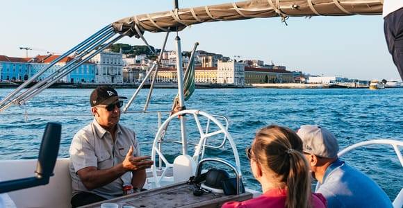 Lissabon: Tag-/Sonnenuntergang-/Nacht-Stadtrundfahrt auf dem Segelboot mit Getränk