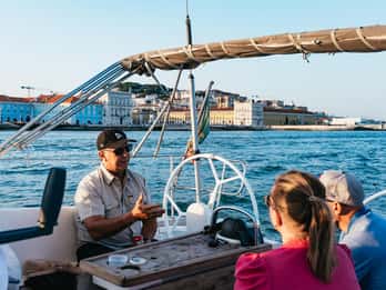 Lisbona: Tour della città in barca a vela diurno/al tramonto/notturno con bevande