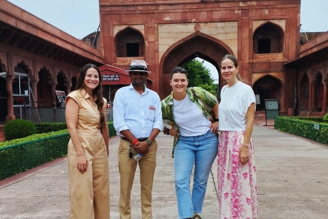 Au départ de Mumbai : visite d'Agra et lever de soleil sur le Taj MahalService au départ de Delhi : - Billet d'avion + Guide + Entrée + Déjeuner