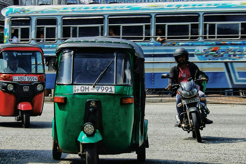 Colombo: First Night Guided Tour with Tuk Tuk Ride