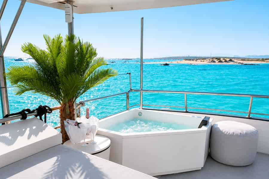 Ibiza: Formentera-Boot mit offener Bar, 3 Mahlzeiten & Party bei Sonnenuntergang. Foto: GetYourGuide Ibiza: Formentera-Boot mit offener Bar, 3 Mahlzeiten & Party bei Sonnenuntergang. Foto: GetYourGuide