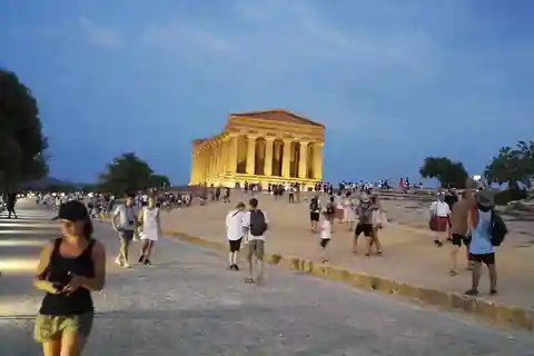 Skip-the-Line Valley of the Temples Night Tour
