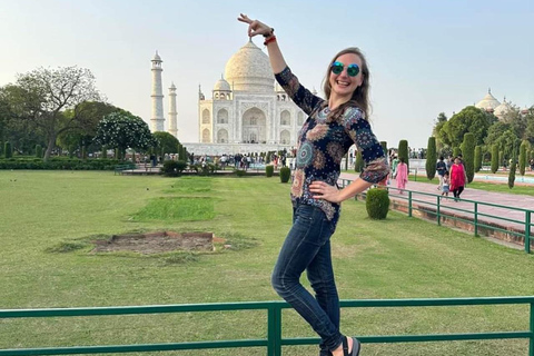 Desde Delhi: Taj Mahal y Agra Tour Privado de un Día con TrasladosCoche con aire acondicionado, conductor y guía