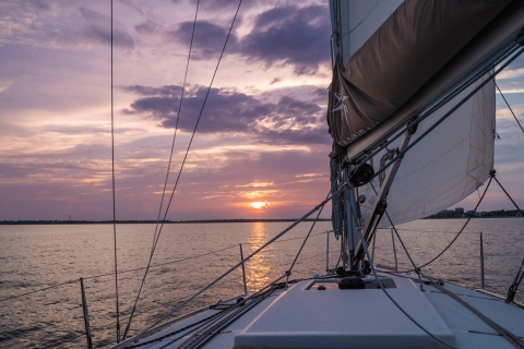 CHS : Voile privée de luxe au coucher du soleil dans le port de CharlestonVoile dans le port de Charleston : Voile privée au coucher du soleil
