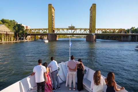Sacramento: City Cruises Sights and Sips Cruise