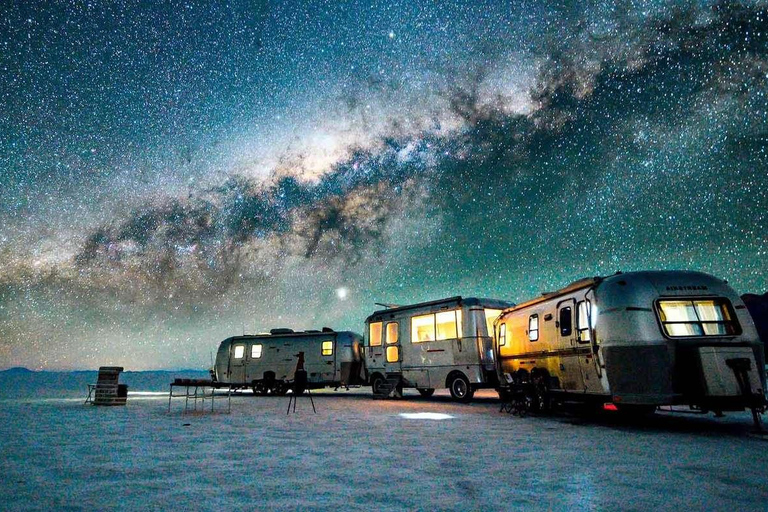 Von La Paz aus: Tagestour durch die Salinen von Uyuni mit Wein bei Sonnenuntergang