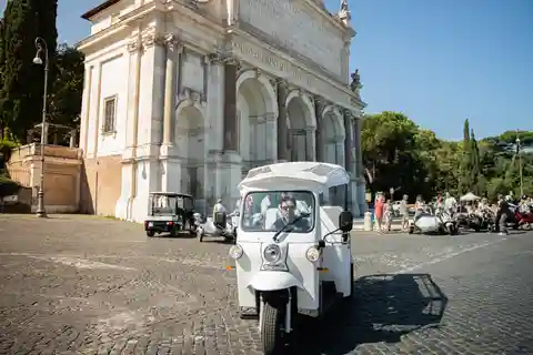 Roma: tour Vip Tuk-tuk di 2 ore con servizio di prelievo in hotel e Prosecco