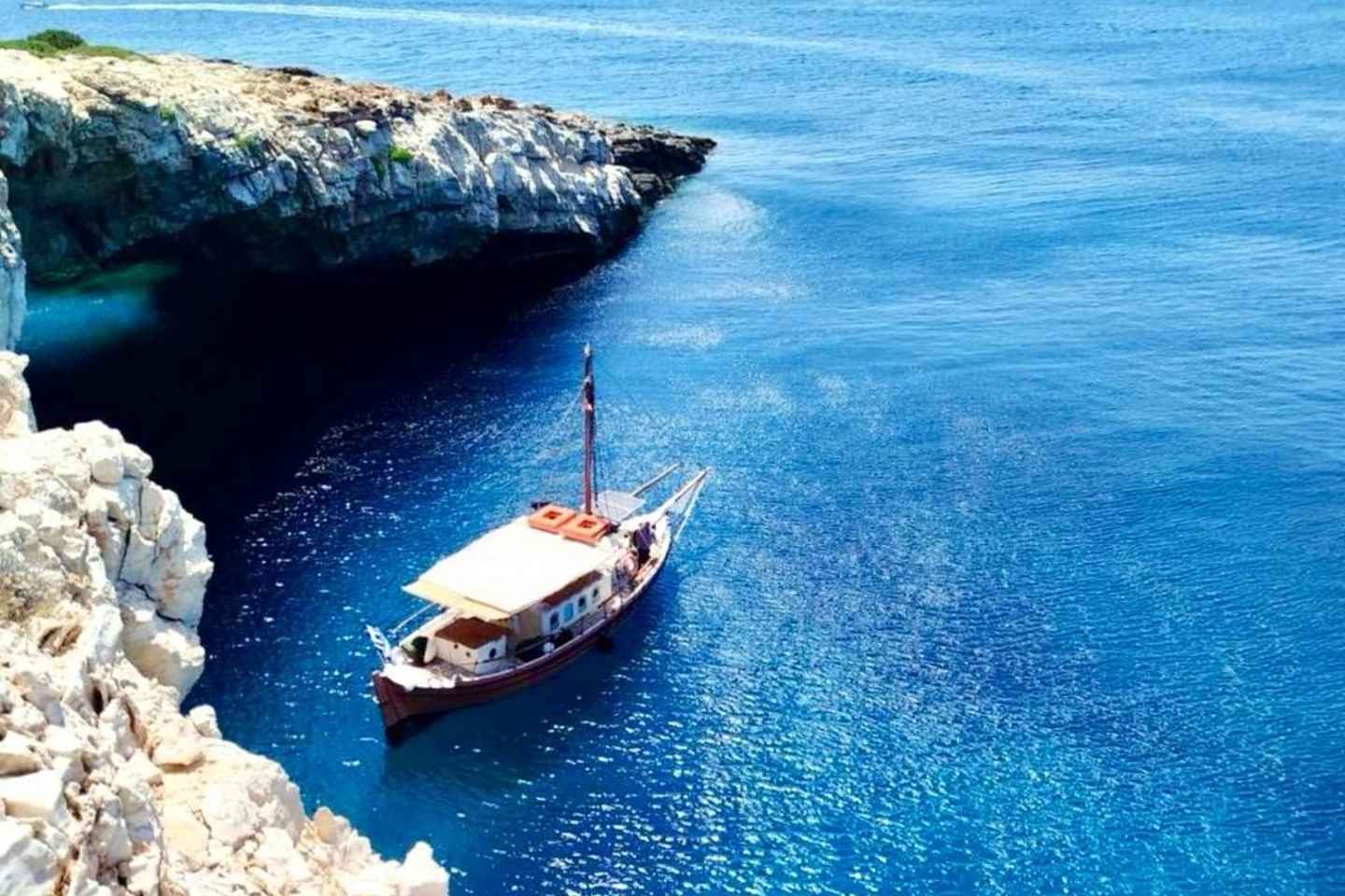 Pounta: A boat trip to the Pirate Cave