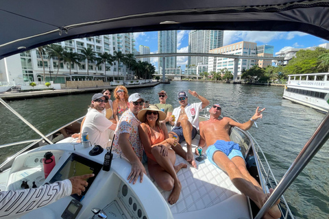 Wynajem jachtu w Miami z skuterami wodnymi, paddleboardami i pontonami