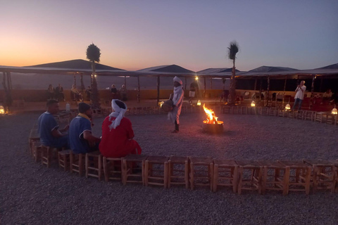 Dinner-Show bei Sonnenuntergang und Kamelritt in der Agafay-Wüste