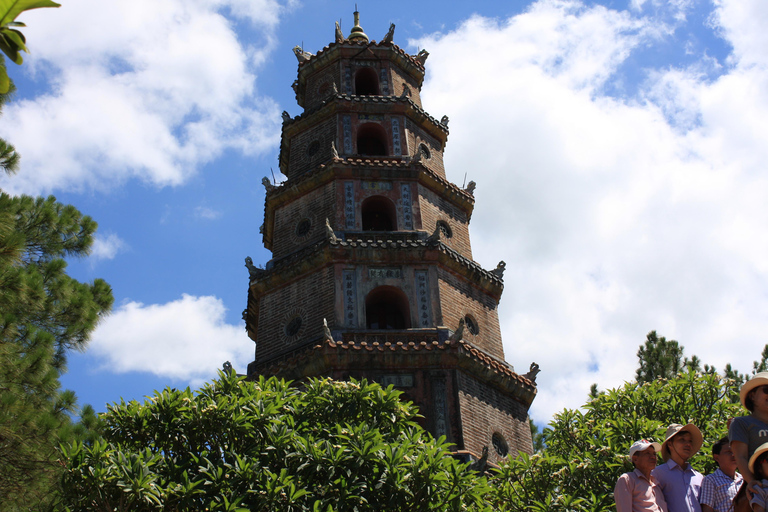 Hue: Cruise op de Parfumrivier met Thien Mu Pagode en Tomben