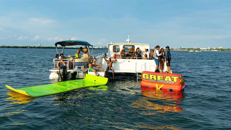 Miami: Tour en barco con bebidas, música, tubing y motos acuáticas