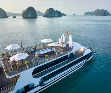 Halong Bay: Luxury Day Cruise with Buffet, Kayak, Swim
