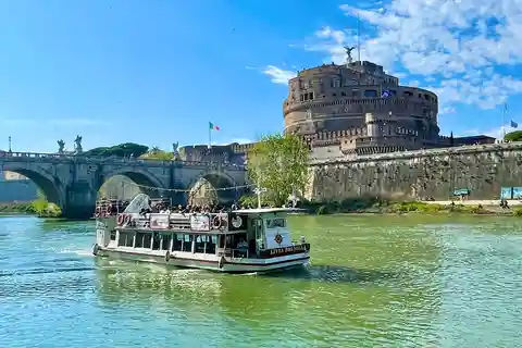 Tour delle piazze e delle fontane di Roma e tour Hop-on Hop-off in barca sul fiume
