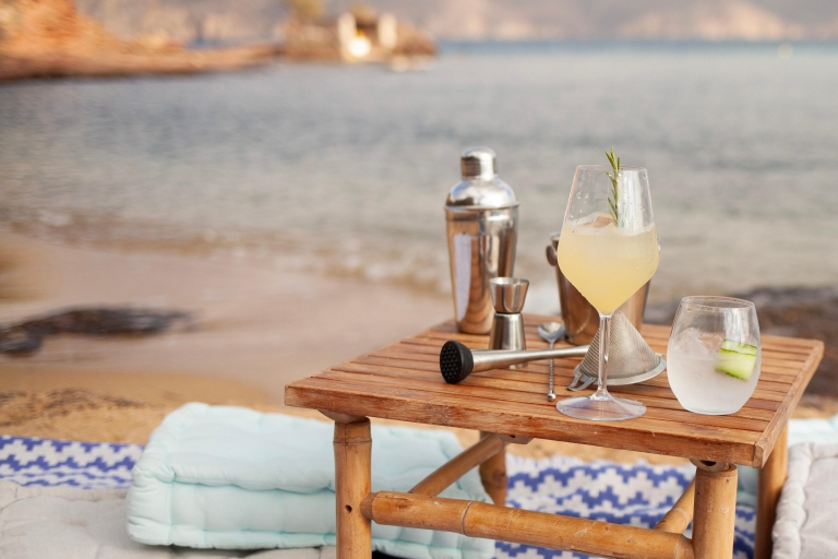 Mykonos: afgelegen Griekse cocktailproeverij bij zonsondergang op het strandMykonos: Prive-strand zonsondergang Griekse cocktail proeverij