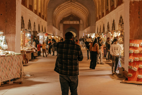 Delhi : expérience de visite guidée shopping avec une experte féminineVisite guidée exclusive d'une jounée complète avec une guide féminine