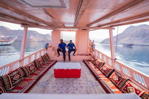 Trasferimento da Dubai a Khasab con crociera di un&#039;intera giornata in dhow e pranzoTrasferimento da Dubai a Khasab con crociera di un giorno intero in dhow e pranzo