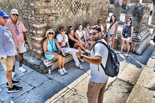 Pompeii: Exclusive Tour with Archaeologist and Entry Tickets