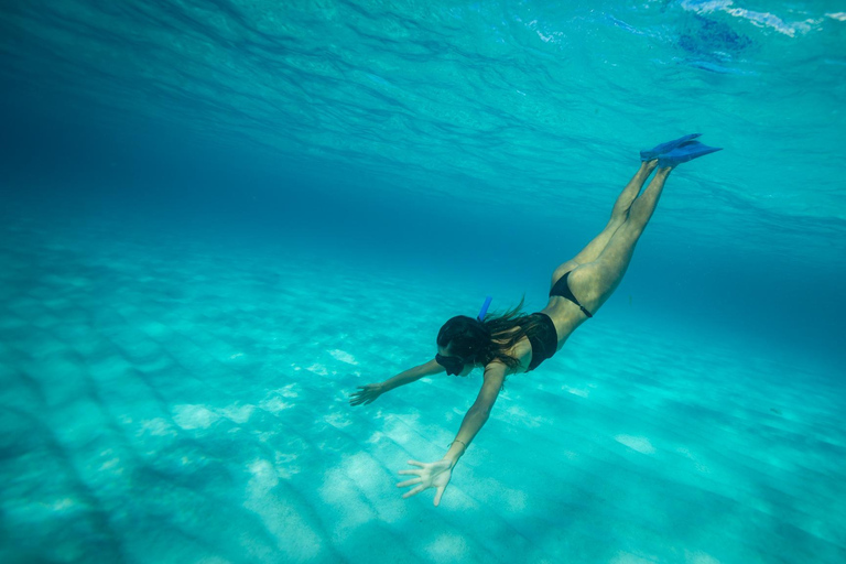 Isla Mujeres: Katamaran med öppen bar, snorkling och lunchTurné med öppen bar