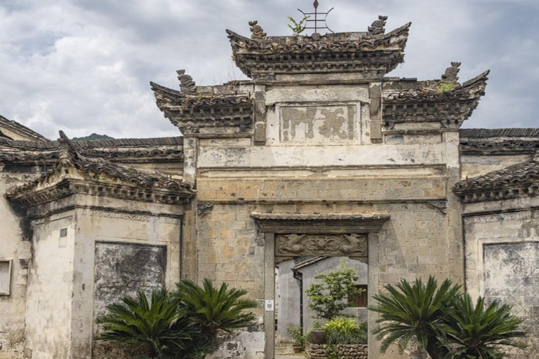 Shanghai: Fuyang Bayberry Picking & Ancient Town Day Trip