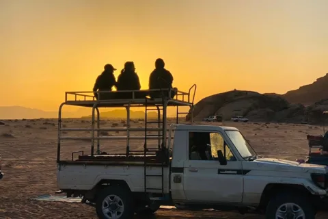 Wadi Rum Desert: Full Day Jeep Tour & Traditional Lunch
