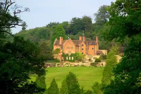 London: Winston Churchill Family Home with Transportation