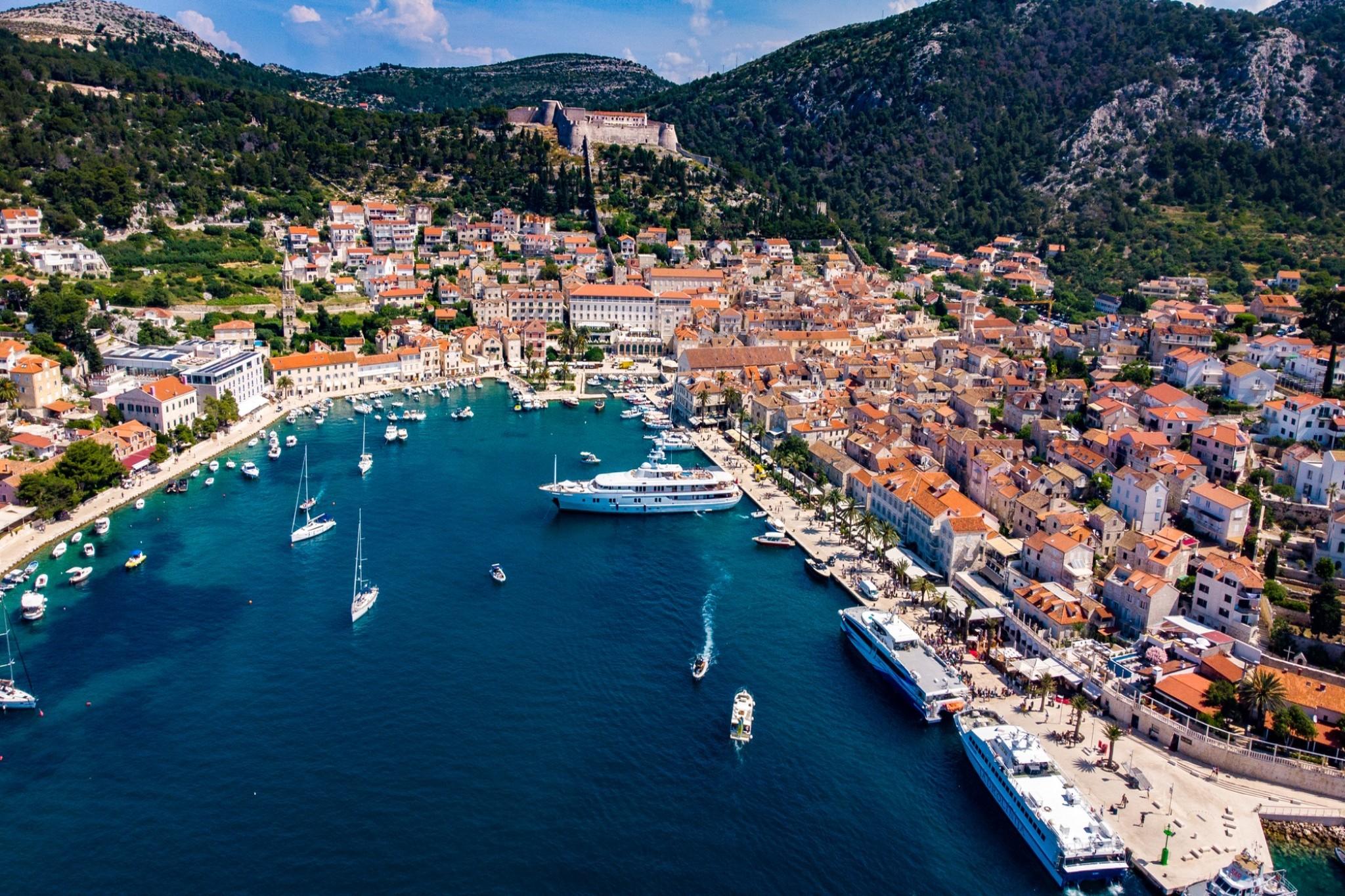 Split: Ganztägige Katamaranfahrt nach Hvar mit Mittagessen