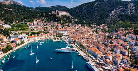 Split: Ganztägige Katamaranfahrt nach Hvar mit Mittagessen