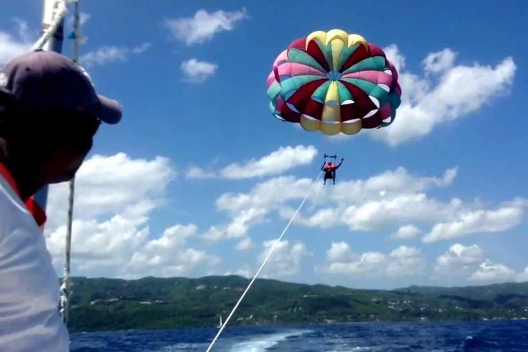 Beach Tubing, Parasailing e Beach Day com TransportionDe Montego Bay