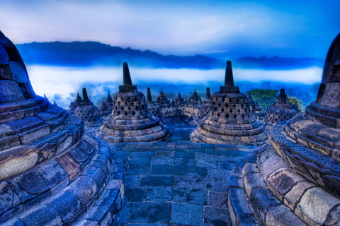 Yogyakarta : Lever de soleil sur Borobudur, volcan Merapi et Prambanan