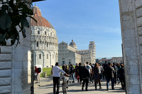 Pisa: Leaning Tower and Miracle Square with a licensed Guide Group Tour