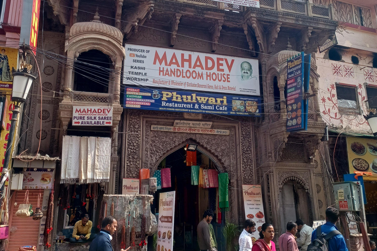 Visite spirituelle de Kashi : Manikarnika Ghat et immersion culturelle.