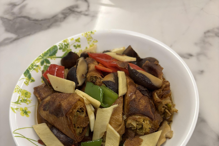 Hangzhou: Dine at Local Home with English Speaking Hosts