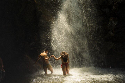 Medellín: escursione alle cascate segrete con spuntino e caffè