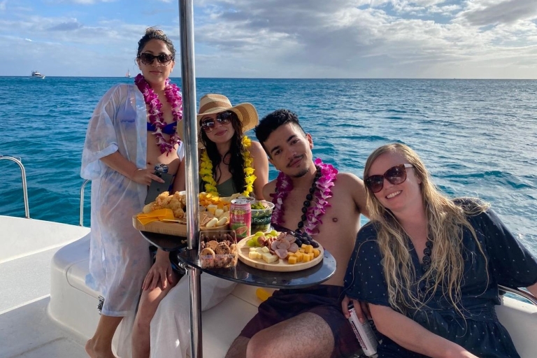 Honolulu: croisière privée en catamaran au coucher du soleil avec un guideHonolulu : croisière privée en catamaran au coucher du soleil avec un guide