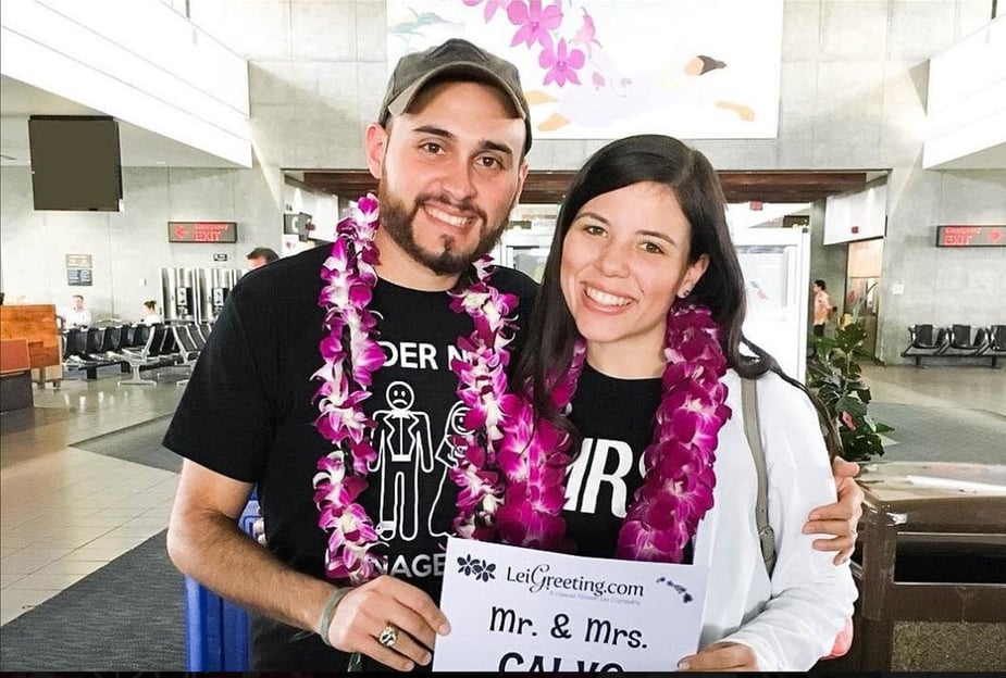 Kona – virágfüzéres fogadás a repülőtéren a mézeshetekhez