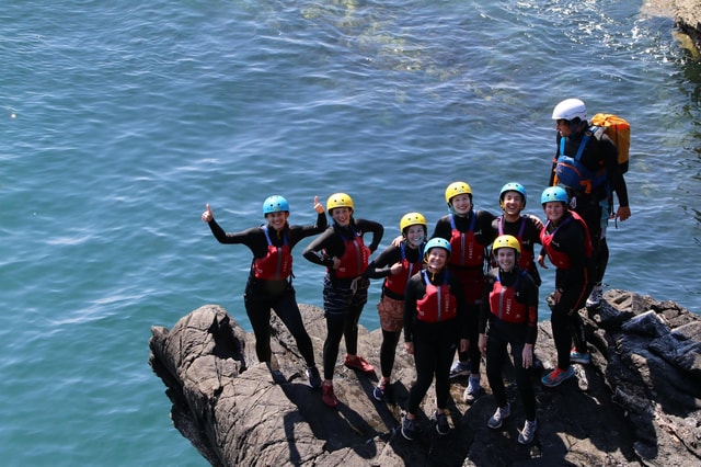 Anglesey: Geführtes Coasteering-Abenteuer