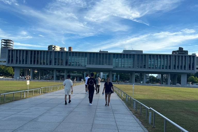 Hiroshima; Hiroshima Peace Memorial Museum och slottstur