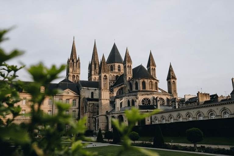 Caen: privé wandeltour op maat met een lokale gidsCaen: 4 uur privé wandeltour op maat