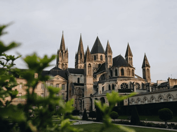 Caen: excursão a pé particular personalizada com um guia local