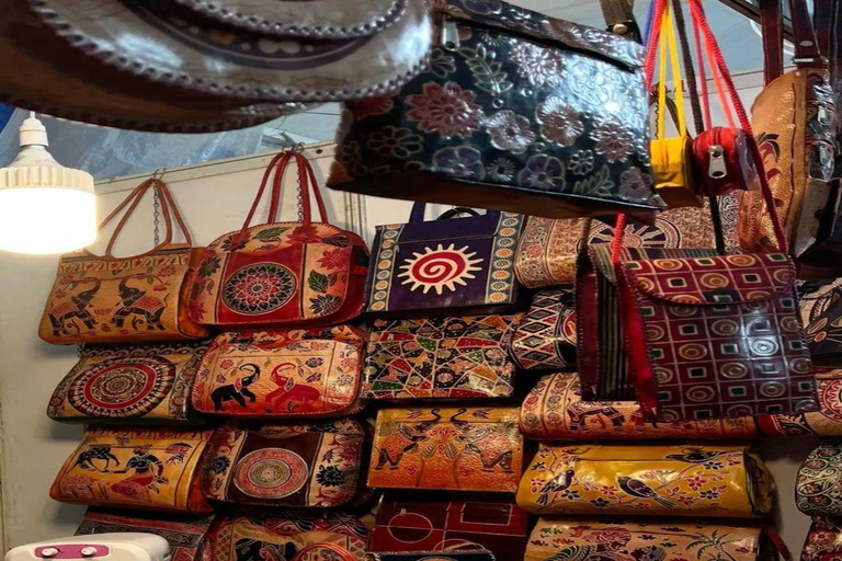 Delhi: Guided Shopping Tour Experience With Expert Female