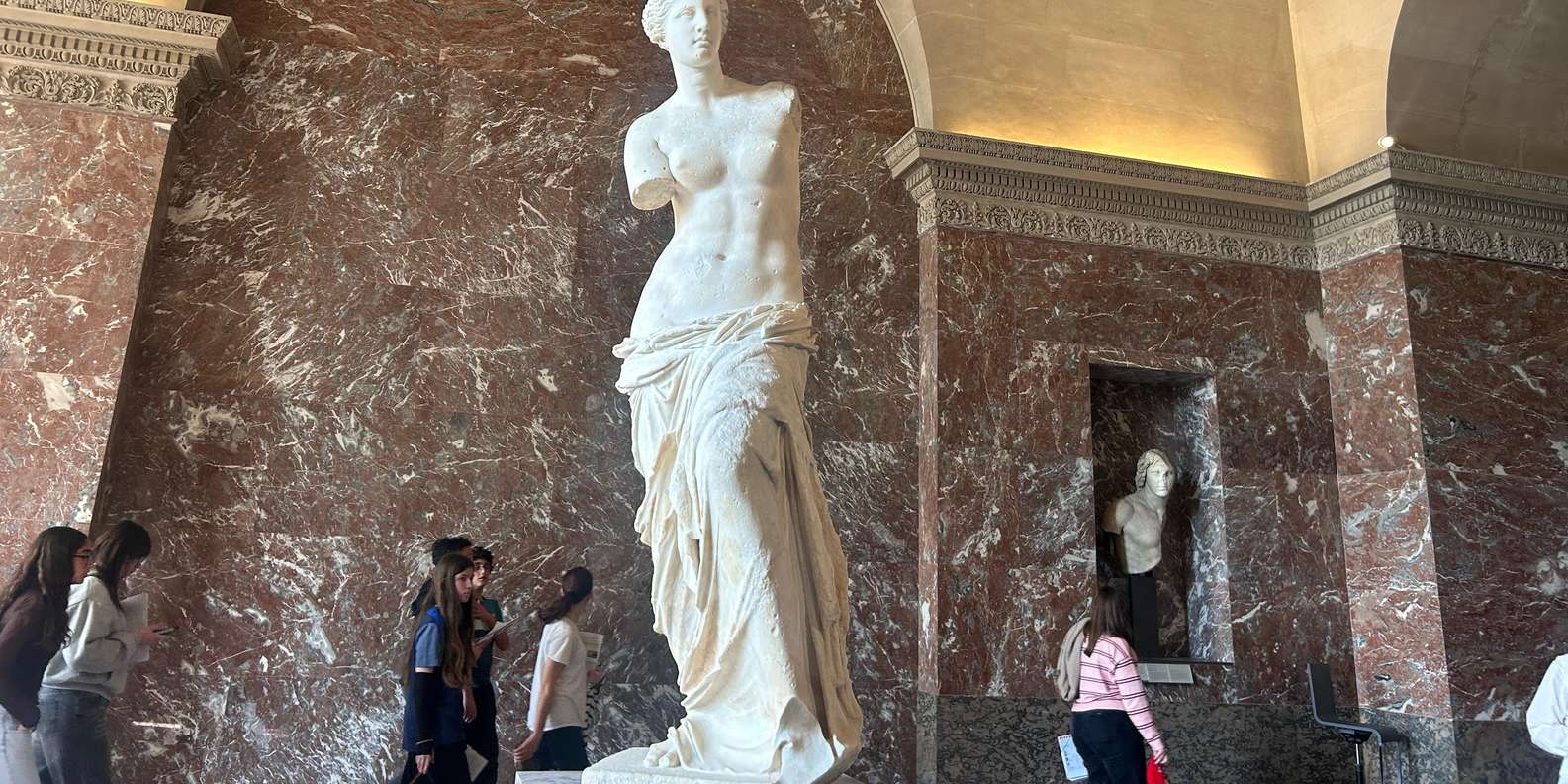 Paris: Louvre Masterpieces & Le Marais Walking Tour
