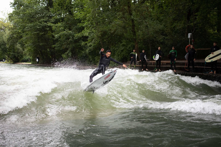 München: Erstaunliches Flusssurfen an einem Tag - Eisbach in München