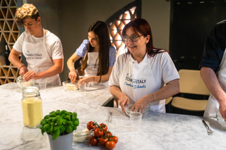 Milan: Pizza & Gelato or Pasta & Tiramisu Class with Wine